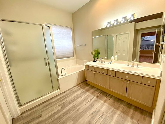 5th image of 40 Chateau Whistler Ct