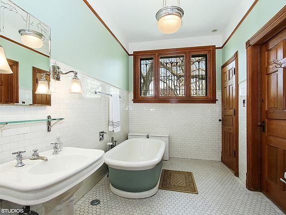 3rd image of 309 N Kenilworth Ave