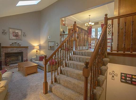 2nd image of 1325 Canterbury Ln