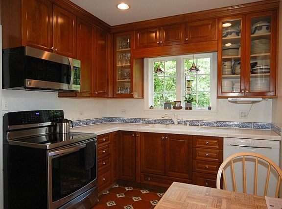 4th image of 332 N Benton St
