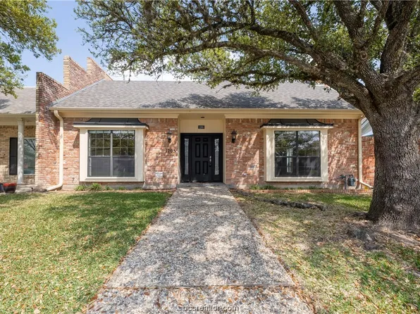 1205 Brook Hollow Dr, Bryan, TX 77802