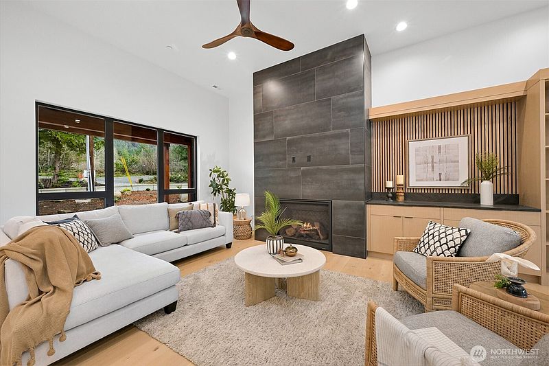 4th image of 166 Soundview Drive