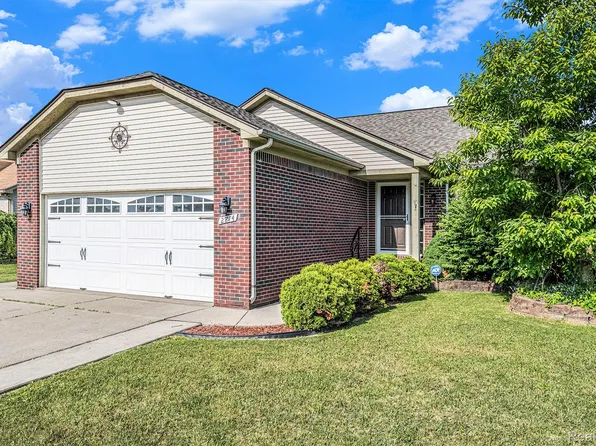 2274 Apple Tree Dr, Burton, MI 48519