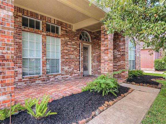 Huge front porch to hang out and watch kids in cul-de-sac!