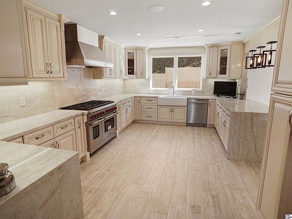 5th image of 1122 Avonoak Ter