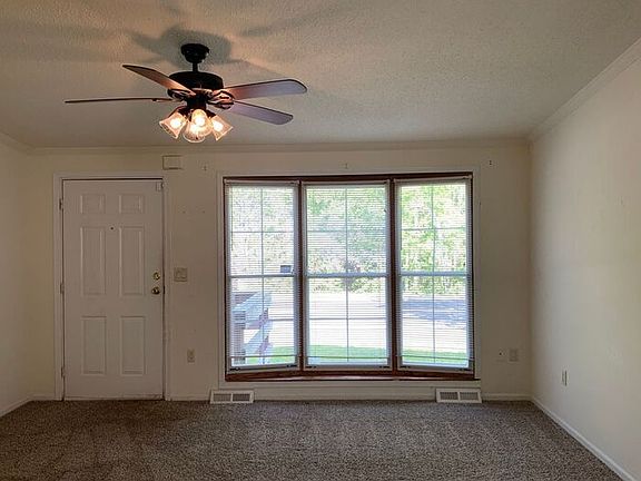 4th image of 409 S Skyland Dr