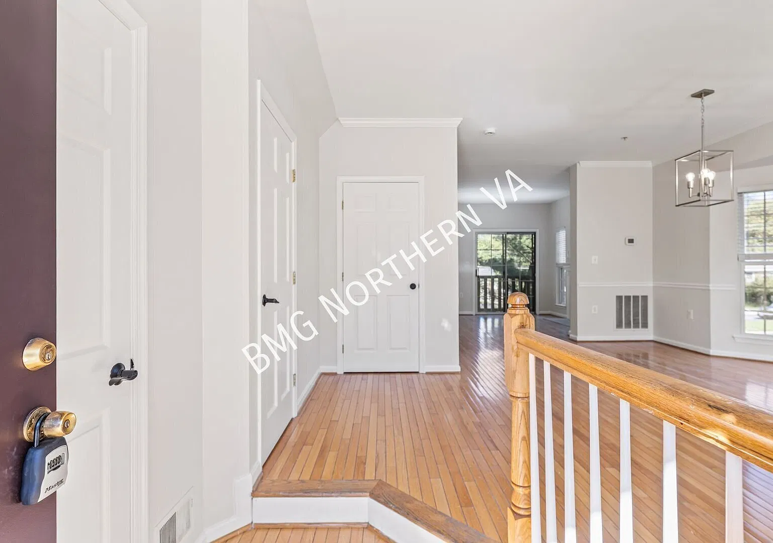 Beautiful 3BR/2.5BA End-Unit Brick Townhome In Desired Madison Lane — Photo 3