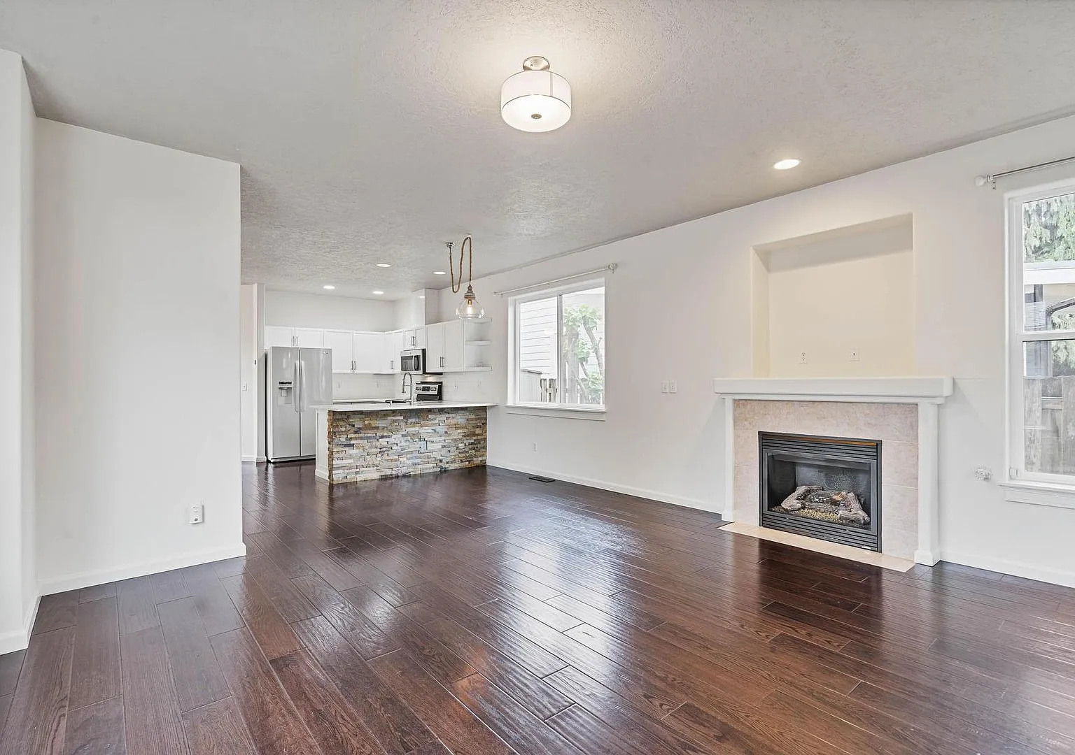 Stunning 3-bdrm/2.5-bath St. Johns home. W/D, AC, 1-car garage, fireplace, fenced yard — Photo 4