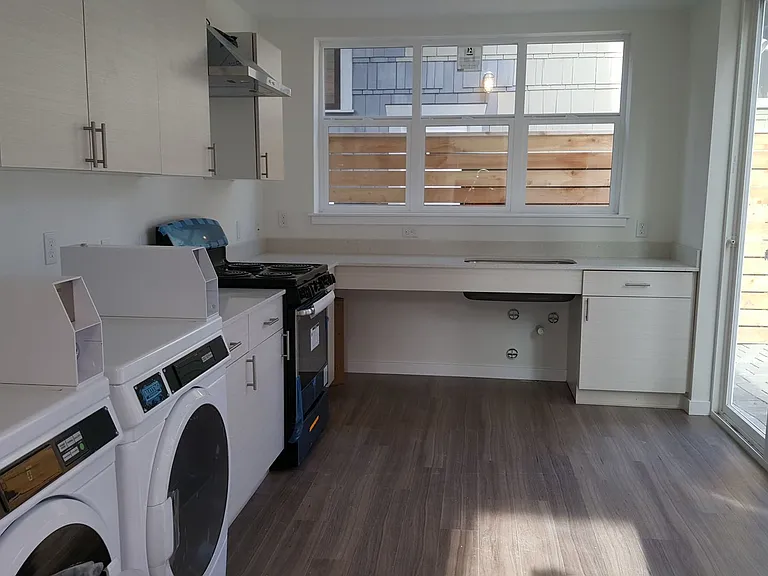 900 NE Ravenna Blvd — Photo 2