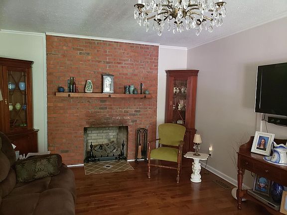 Living Room -gas fireplace