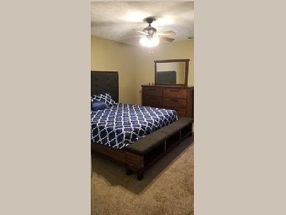 3rd image of 916 Parkwood Ct #B