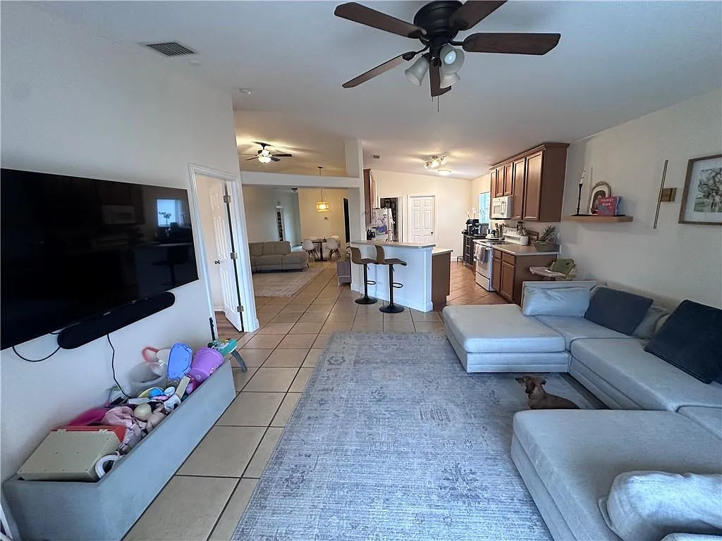 4 bed, 1942 sqft, $2,400 — Photo 4