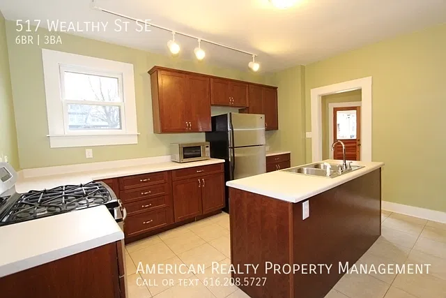 6 bed, 2.5 bath, 2694 sqft, $3,200 — Photo 2