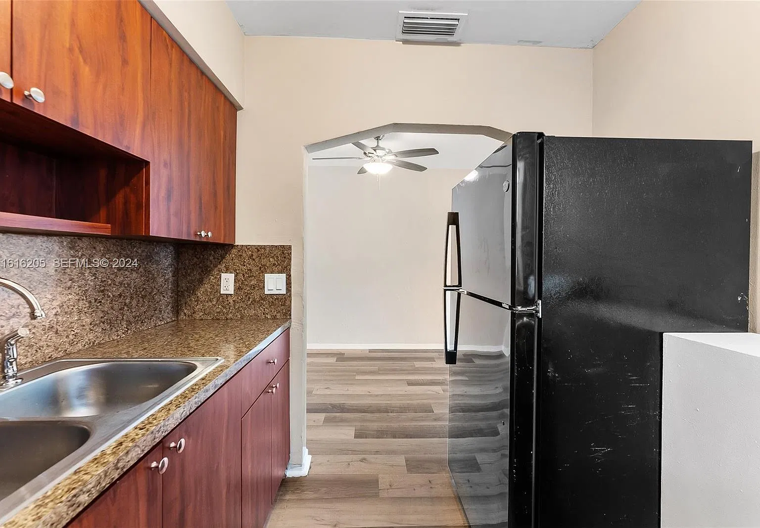 2 bed, 1.0 bath, 1984 sqft, $2,300 — Photo 2