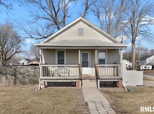 211 E Woodford St, Roanoke, IL 61561