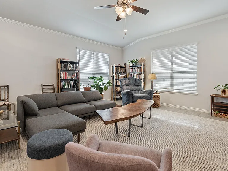 608 Lister Dr — Photo 7