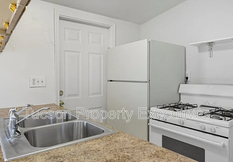 1662 N Beverly Ave — Photo 2