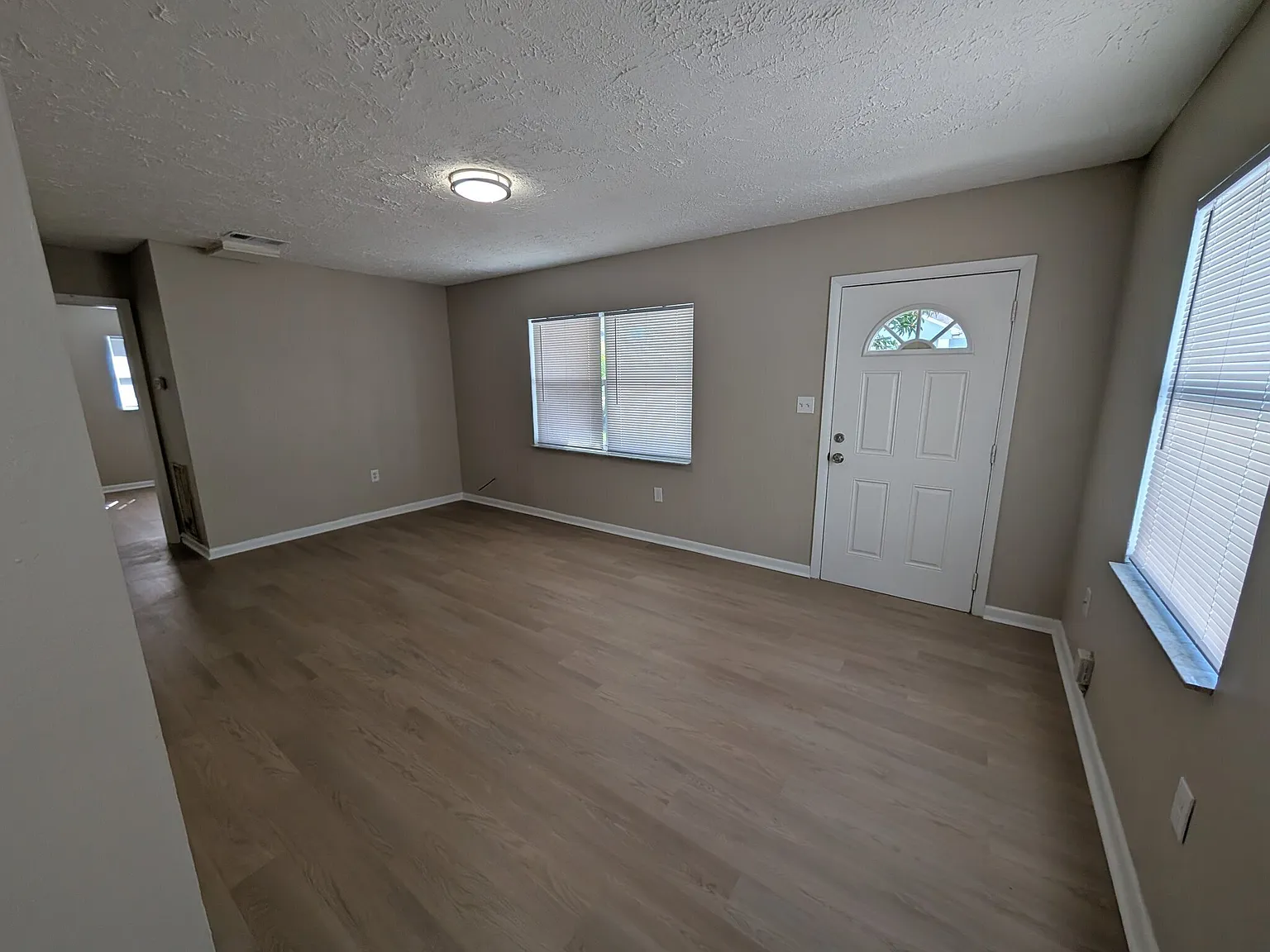 Charming 2BR/1BA Single-Family Home with Large Yard | Minutes to I-4 & Downtown Tampa — Photo 4