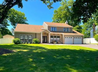 27 Jill Dr, Commack, NY 11725