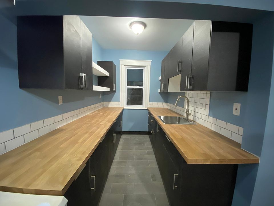 1st image of 109 Easton St Floor 3