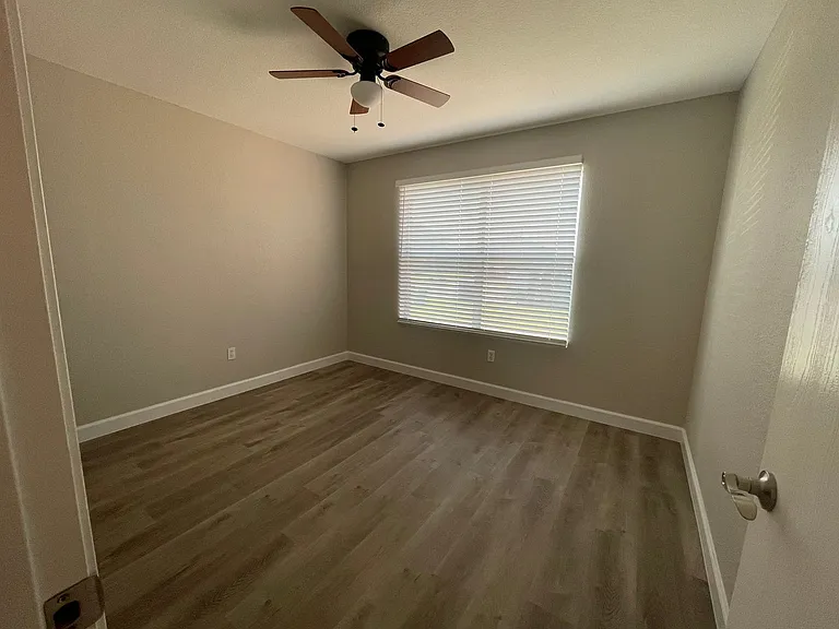 531 Cantebury Park Ln — Photo 2