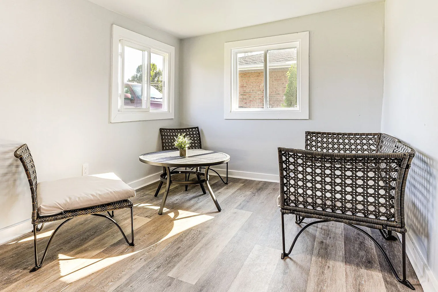 2 bed, 1.0 bath, 1194 sqft, $2,806 — Photo 2
