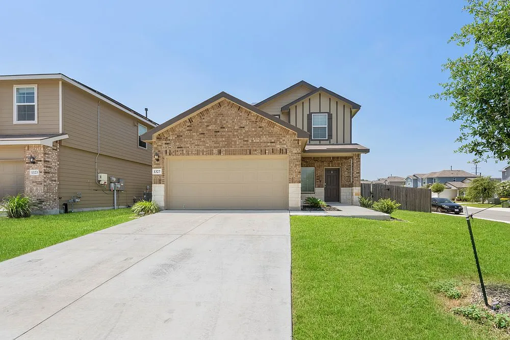 Spacious 4-Bed Oasis with Community Pool, Island Kitchen & Fenced Yard in San Antonio — Photo 1
