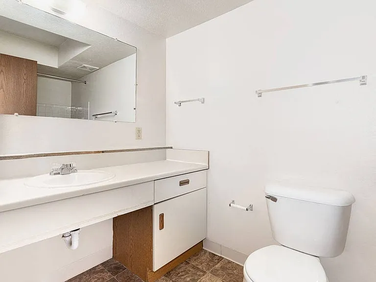 Oak Shores Apartments — Photo 9