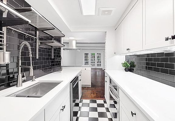 4th image of 8 W 83rd St