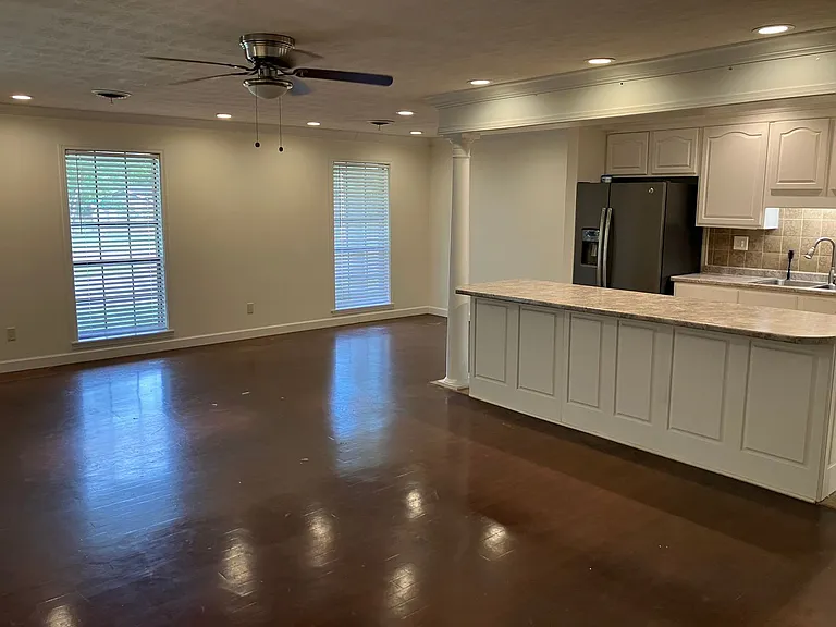 2310 Redbud Ln — Photo 3