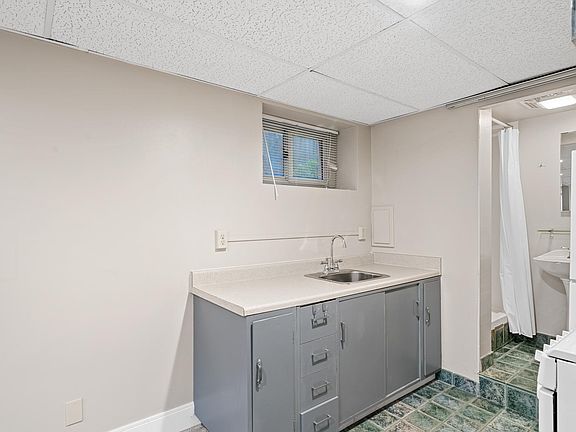 5th image of 907 Belmont Ave E