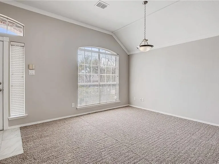 2425 Ravenhurst Dr — Photo 15
