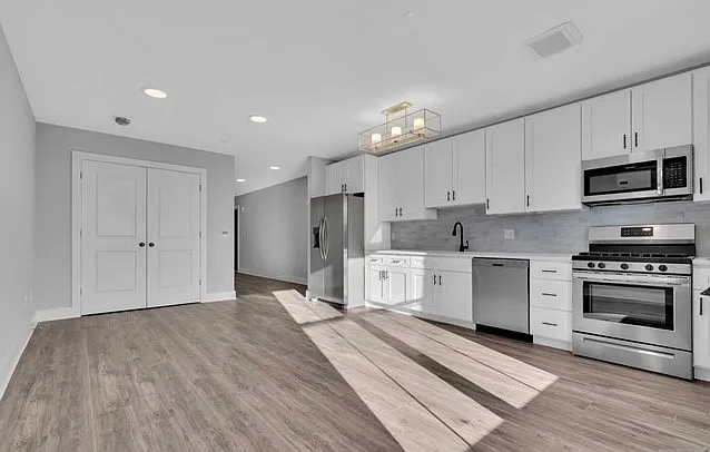 Studio, 625 sqft, $1,900 — Photo 2