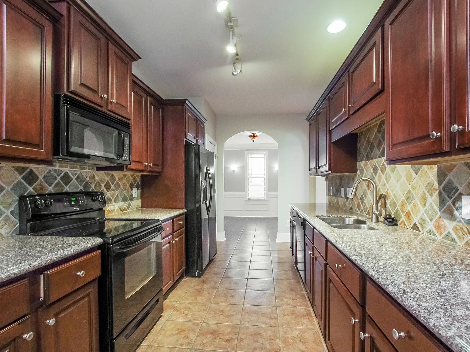 4 bed, 2.5 bath, 2402 sqft, $2,295 — Photo 4