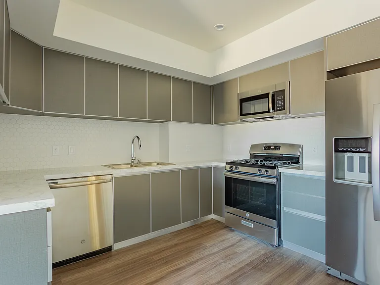 1450 S Barrington Ave — Photo 30