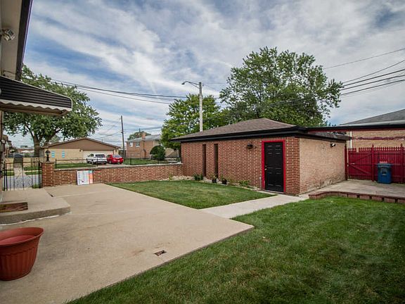 3rd image of 1501 Memorial Dr