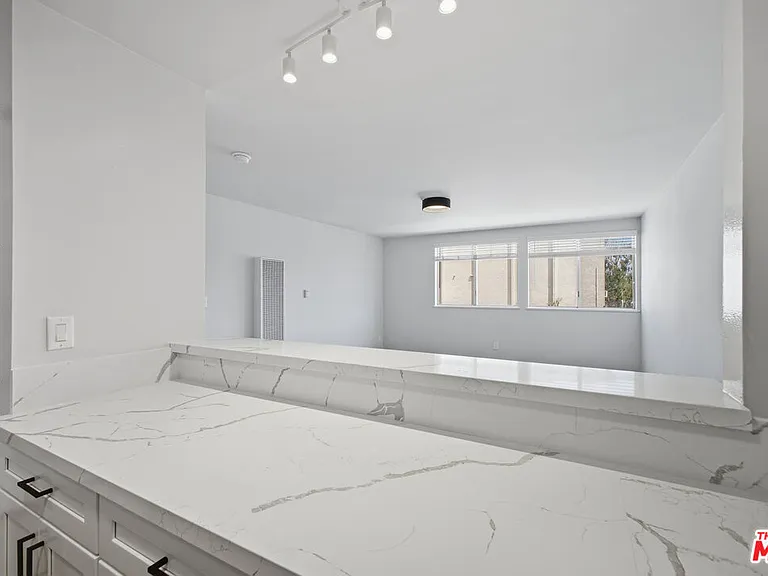 1337 S Hoover St #1433-6 — Photo 2