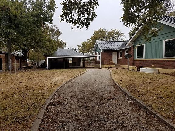 3rd image of 713 W Pecan St