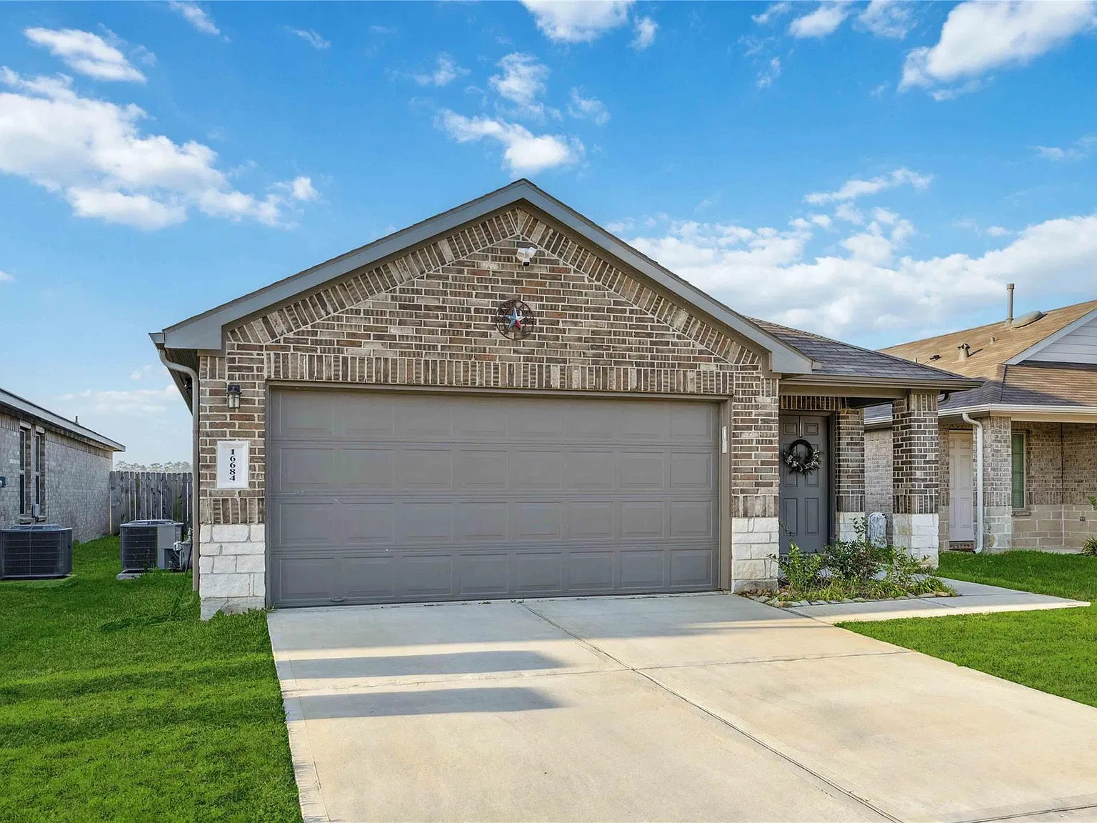 3 bed, 2.0 bath, 1372 sqft, $2,000 — Photo 2
