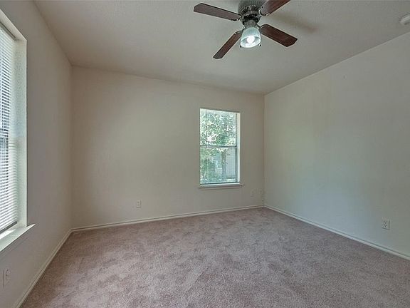 4th image of 1104 Clint St