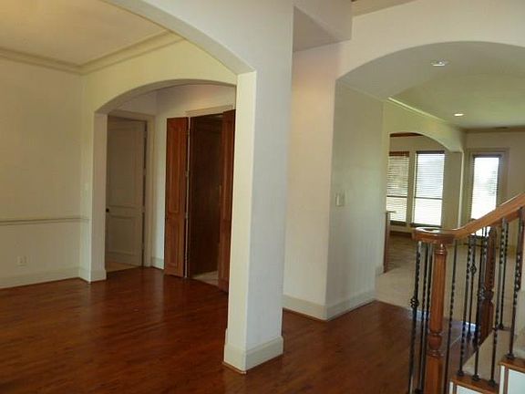 4th image of 121 Stoneleigh Dr