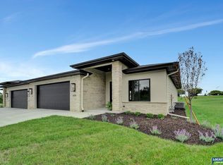 8701 Labrador Ct, Lincoln, NE 68520