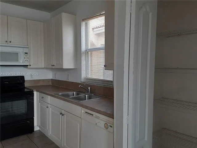 3760 NE 9th Ct — Photo 13