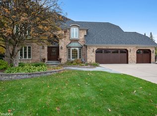 17 Hawkins Cir, Wheaton, IL 60189