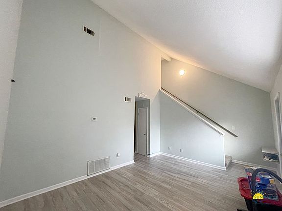 2nd image of 1002C Pineview Blvd