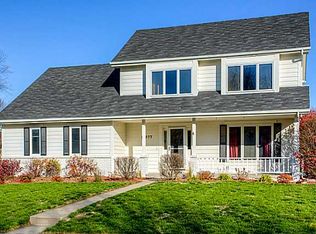 10677 Elmcrest Dr, Clive, IA 50325