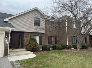 677 Cross Creek Dr, Roselle, IL 60172