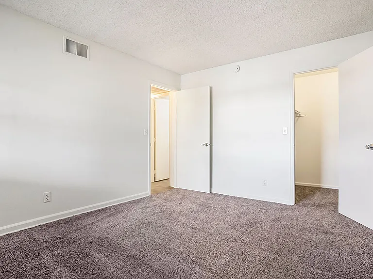 Oakdale Springs Apartments — Photo 15