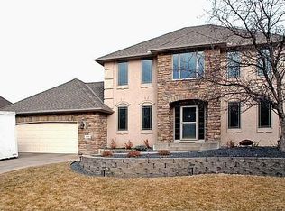 199 Oak Hill Dr, Shoreview, MN 55126