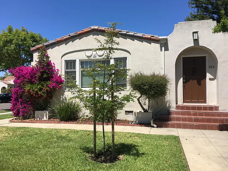 884 College Ave — Photo 2